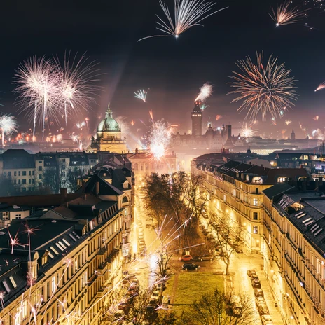 Vue aérienne du centre-ville de Leipzig à la Saint-Sylvestre, feu d'artifice au-dessus de la Cour administrative fédérale, du nouvel hôtel de ville et de la tour City, sites touristiques