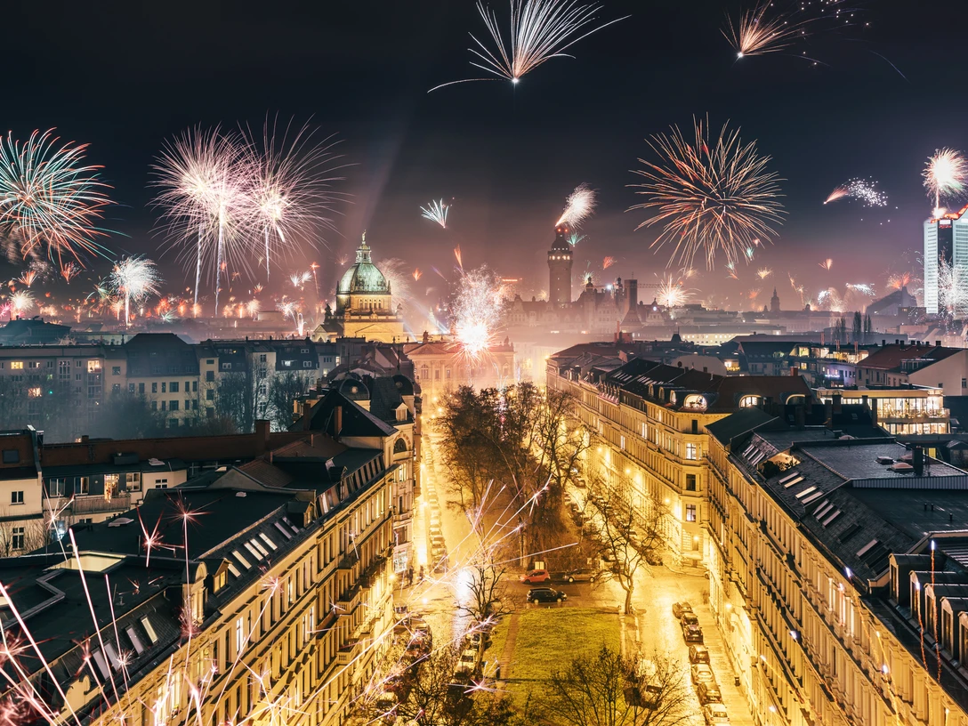 Feuerwerk über der Leipziger Innenstadt - Silvester in Leipzig Blick von oben auf die Leipziger Innenstadt zu Silvester, Feuerwerk über dem Bundesverwaltungsgericht, Neuem Rathaus und dem City-Hochhaus, SehenswürdigkeitenView from above of Leipzig city center on New Year's Eve, fireworks over the Federal Administrative Court, New City Hall and the City Tower, sightsPohled shora na centrum Lipska na Silvestra, ohňostroj nad Spolkovým správním soudem, Novou radnicí a Městskou věží, památky.Widok z góry na centrum Lipska w noc sylwestrową, fajerwerki nad Federalnym Sądem Administracyjnym, Nowym Ratuszem i Wieżą Miejską, zabytkiBovenaanzicht van het centrum van Leipzig op oudejaarsavond, vuurwerk boven het Bundesverwaltungsgericht, het nieuwe stadhuis en de stadstoren, bezienswaardighedenVista dall'alto del centro di Lipsia a Capodanno, fuochi d'artificio sopra il Tribunale Amministrativo Federale, il Nuovo Municipio e la Torre della Città, attrazioni turistiche