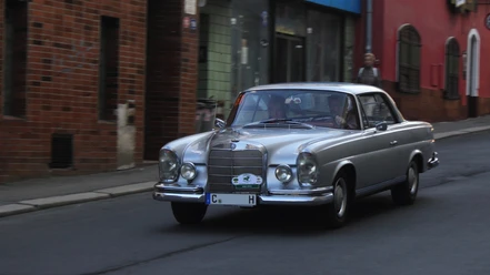 oldtimer-mercedes-280-se-_C_Miloslav-Rejha-Wikicommons.jpg