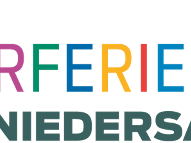 Logo van Kinderferienland Niedersachsen in kleurige letters, daaronder "Niedersachsen" in groen.
