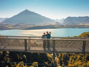 sigriswil-panoramabrücke-hängebrücke-thunersee-niesen-selfie-herbst-schweiz-tourismus-christian-meixner.jpg