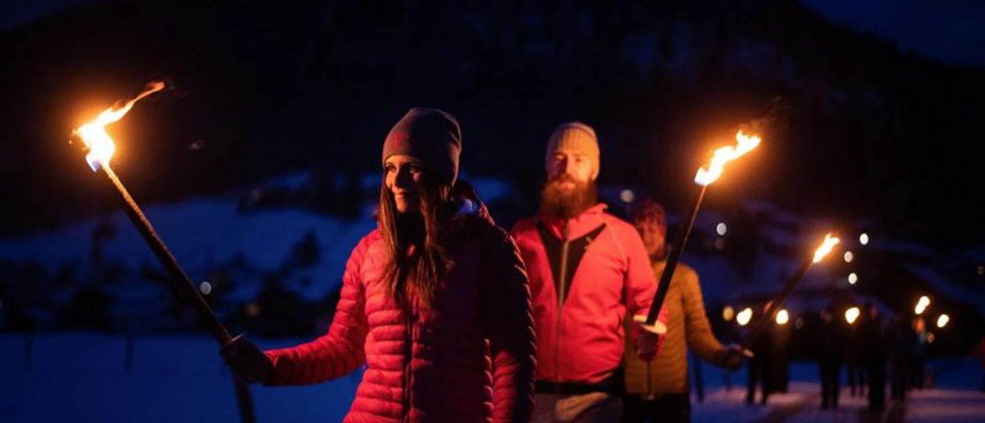 Begleitete Fackelwanderung zum zünftigen Hüttenabend Begleitete Fackelwanderung zum zünftigen Hüttenabend