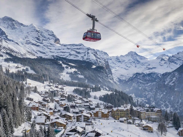 luftseilbahn-wengen-maennlichen-winter-gondel-unterwegs-dorf-wengen.jpg