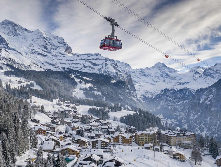 luftseilbahn-wengen-maennlichen-winter-gondel-unterwegs-dorf-wengen.jpg