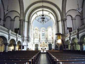 Inneres der Kirche mit Blick auf die Apsis