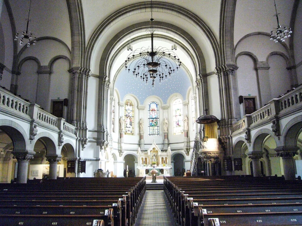 Inneres der Kirche mit Blick auf die Apsis