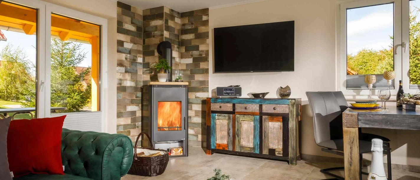 erienhäuser im Barbarossaweg Hasselfelde - Wohnbereich mit Kamin erienhäuser im Barbarossaweg Hasselfelde - Wohnbereich mit Kamin