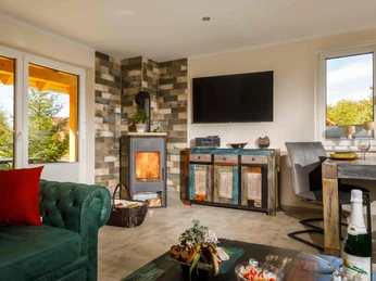 erienhäuser im Barbarossaweg Hasselfelde - Wohnbereich mit Kamin erienhäuser im Barbarossaweg Hasselfelde - Wohnbereich mit Kamin