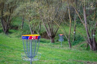 2022 Breuna disc golf koerbe auf Wiese ccbyNPH TSV Breuna