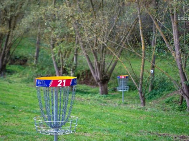 2022 Breuna disc golf koerbe auf Wiese ccbyNPH TSV Breuna
