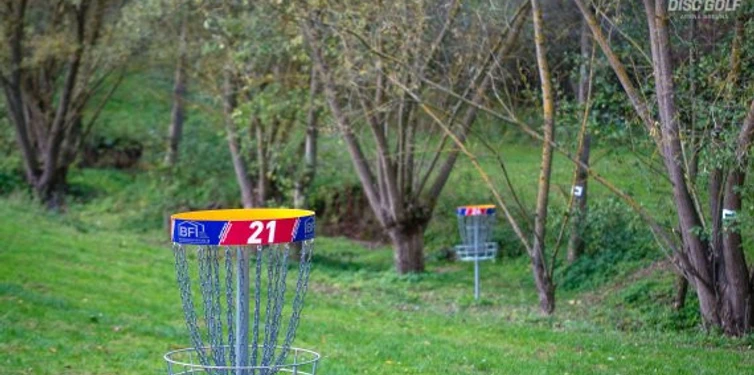 2022 Breuna disc golf koerbe auf Wiese ccbyNPH TSV Breuna