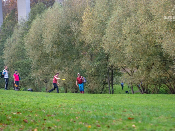 2022 Breuna disc golf arena breuna Wiese mit Spielern Turnier ccbyNPH TSV Breuna