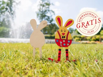 Wir bemalen einen Osterhasen aus Holz