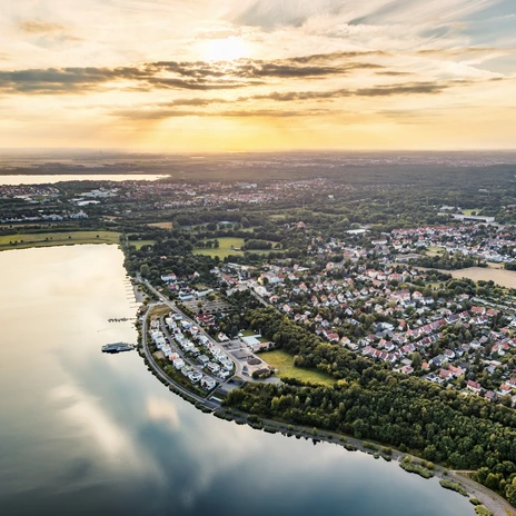 Widok z lotu ptaka na brzeg jeziora Markkleeberg, Leipziger Neuseenland, woda