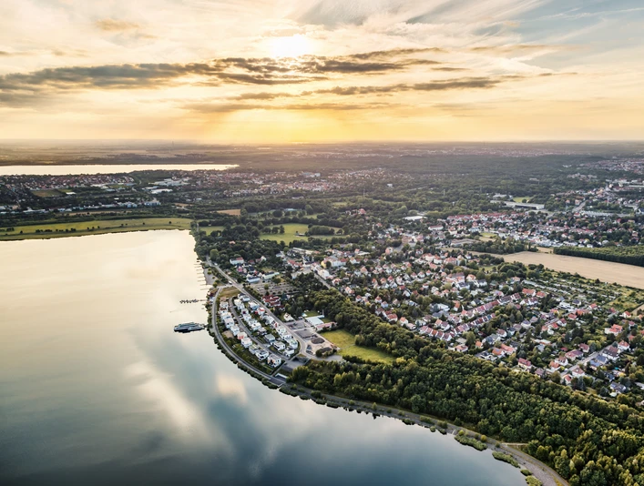 Seepromenade am Markkleeberger See - Leipziger Neuseenland Blick aus der Luft auf das Ufer des Markkleeberger Sees, Leipziger Neuseenland, Wasser