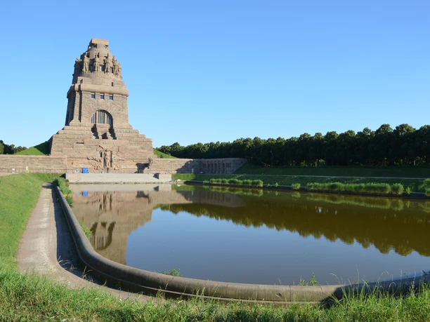 Völkerschlachtdenkmal Leipzig, monumental memorial with reflecting pool.