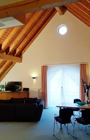 Wohnraum hell und großzügig unter dem Dach