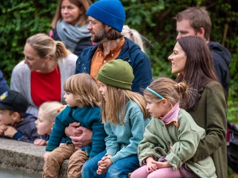Der Grüne Zoo Wuppertal Mehrere Personen und Kinder beobachten etwas
