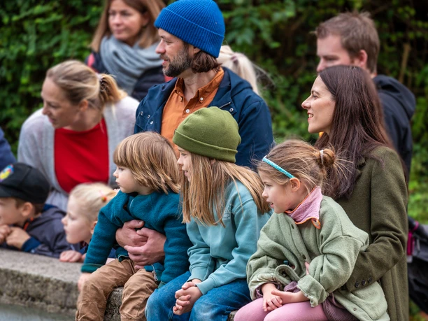 Der Grüne Zoo Wuppertal Mehrere Personen und Kinder beobachten etwas