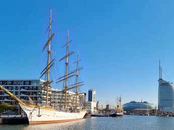 Havenwelten (c) Tanja Tiedemann_Erlebnis Bremerhaven_Ausschnitt.jpg Segelschiff liegt im Neuen Hafen. Im Hintergrund das Klimahaus