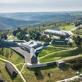 Vogelsang IP Festungsähnliches Gelände inmitten einer hügeligen Landschaft mit symmetrisch angeordneten Gebäuden und gepflegten Grünflächen.