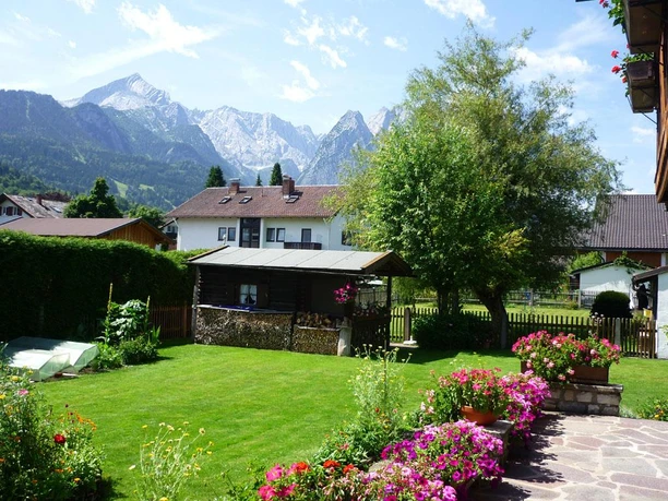 Aussicht über unseren Garten zur Alpspitze