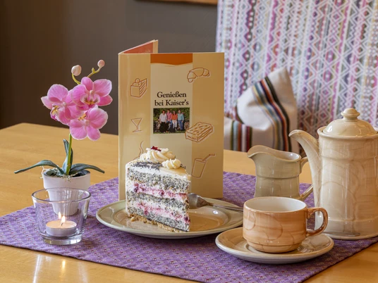 Hof Kaiser_Speisekarte mit Torte© Nils Bergmann.jpg