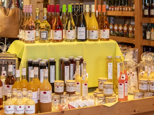 Hof Kaiser_Produkte Hofladen© Nils Bergmann.jpg Blick auf die verschiedenen Angebote, die ausgestellt sind