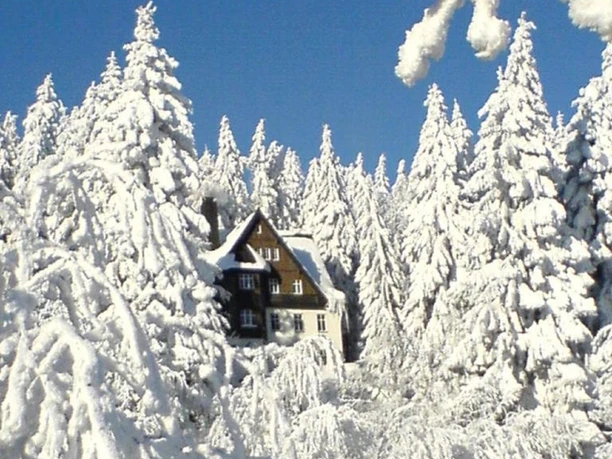 Hausansicht im Winter