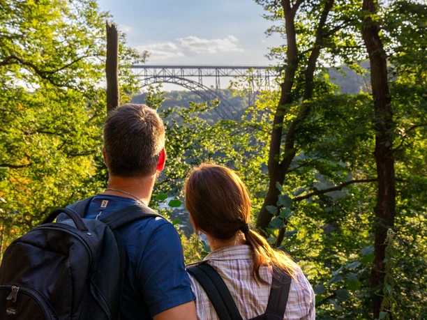 Müngstener Brücke Zwei Personen im Wald