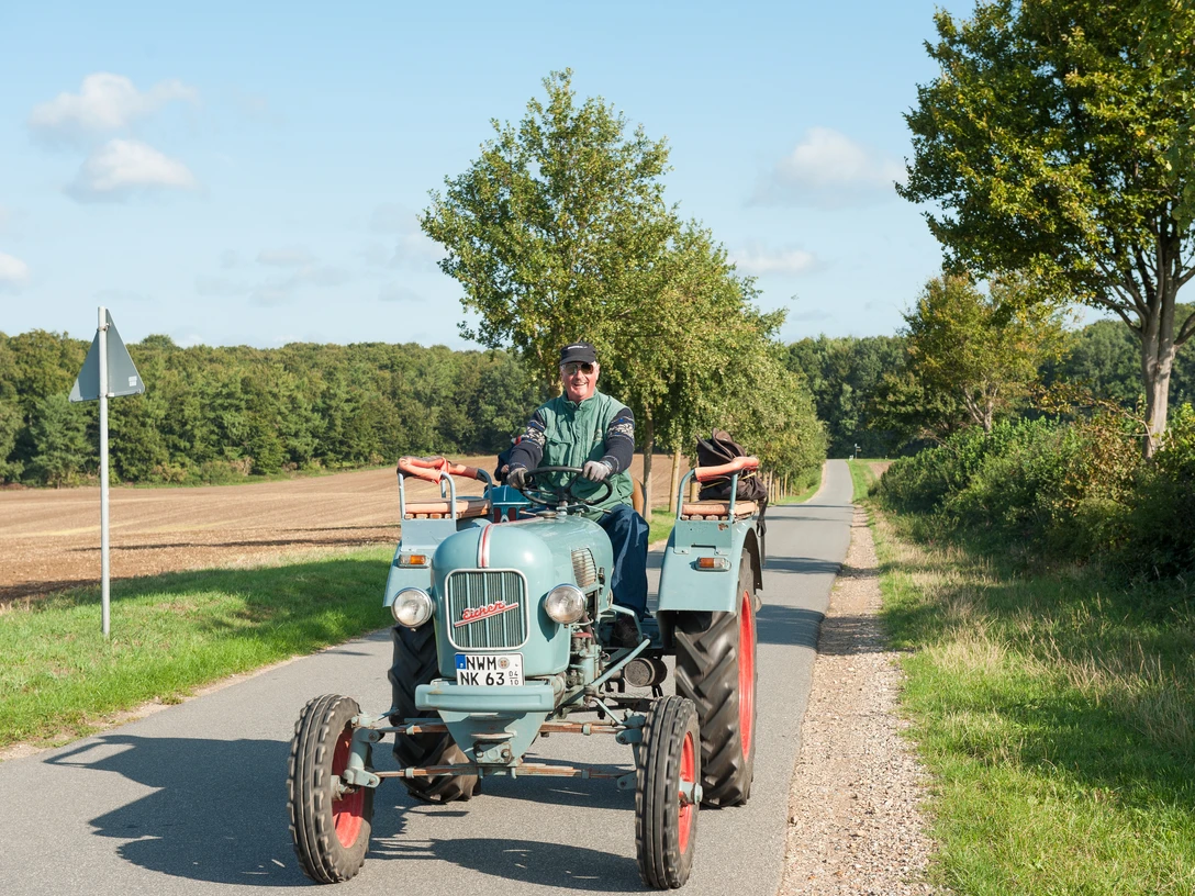Schaalseehof Toto auf Trecker.jpg