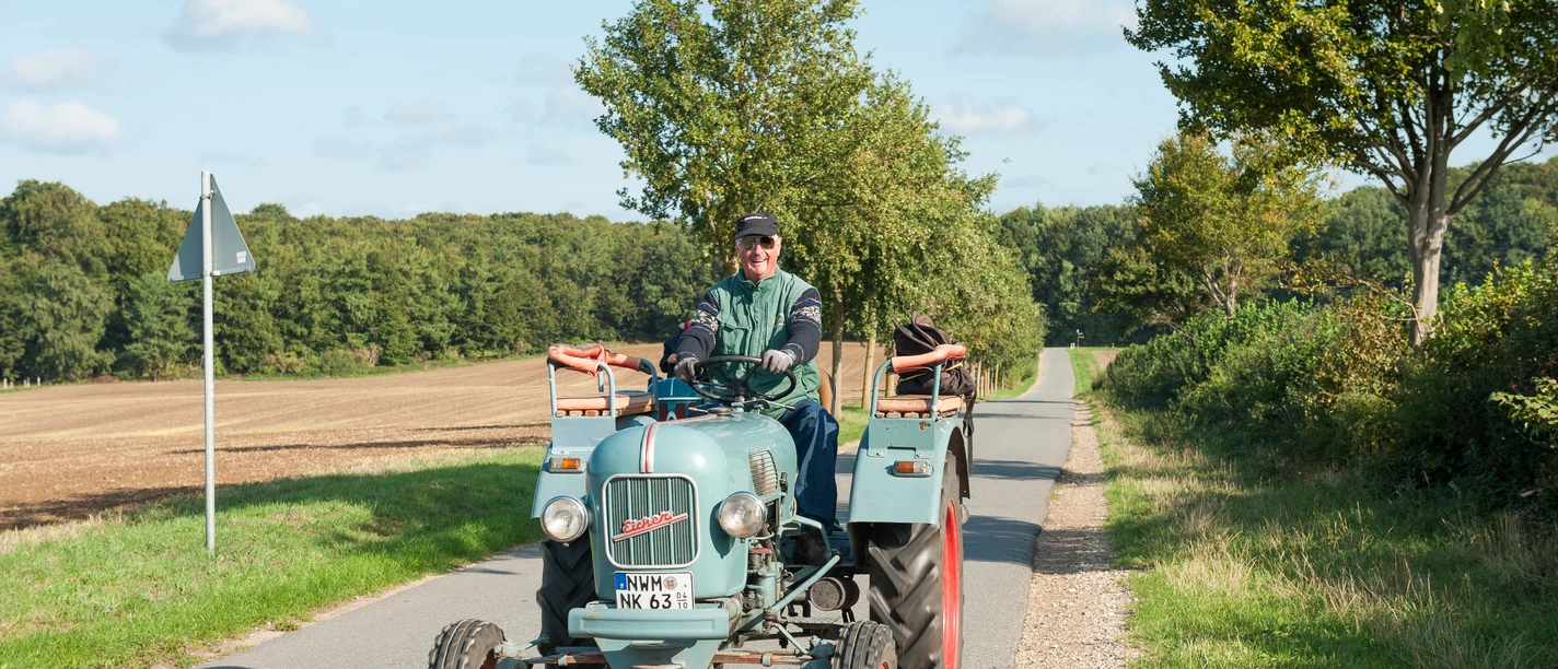 Schaalseehof Toto auf Trecker.jpg