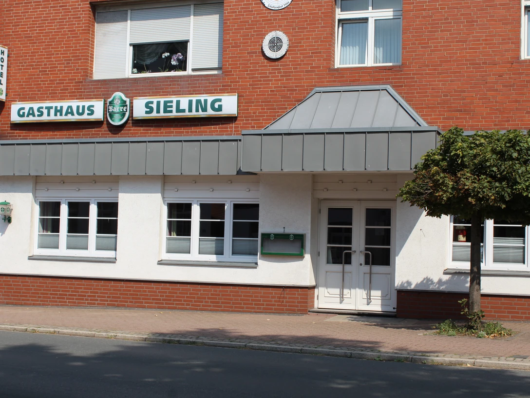Hotel Sieling Das Hotel Sieling präsentiert eine schlichte Backsteinfassade mit typischen Fensterreihen.
