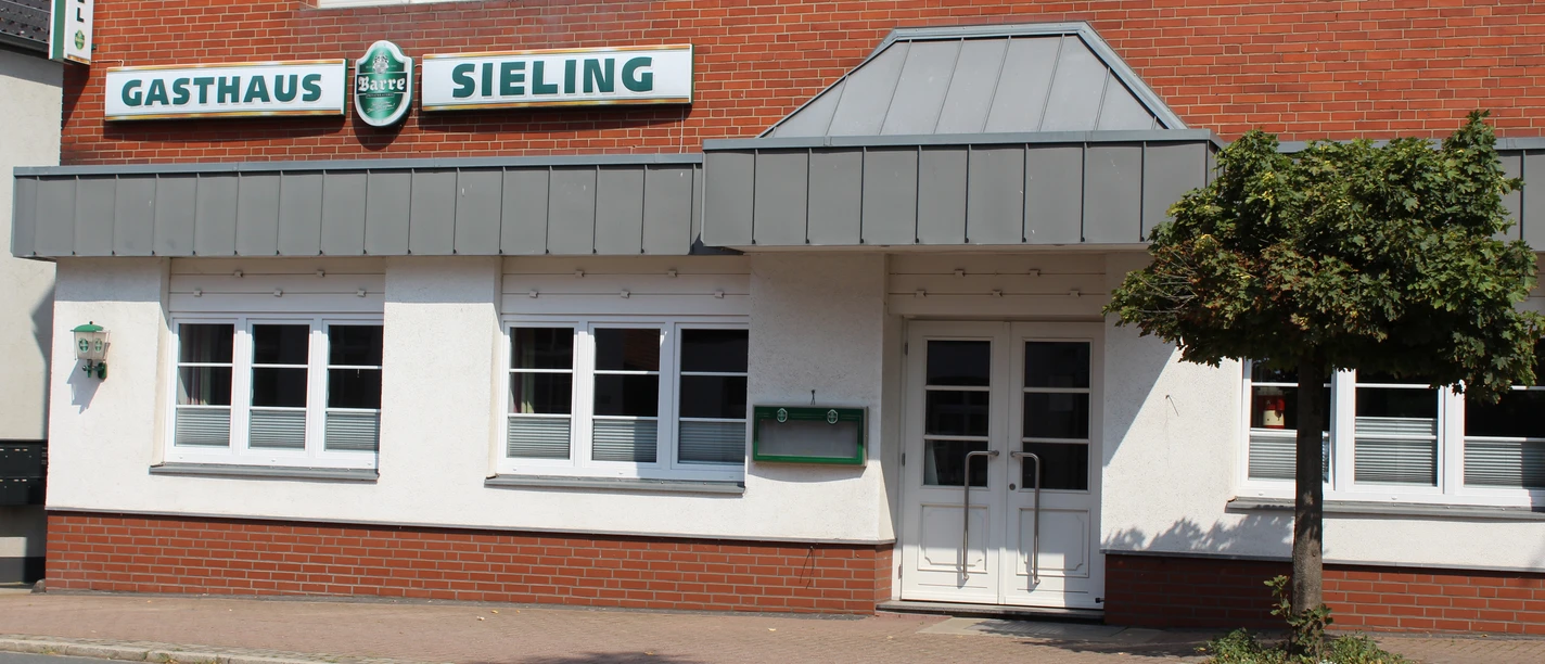 Hotel Sieling Das Hotel Sieling präsentiert eine schlichte Backsteinfassade mit typischen Fensterreihen.