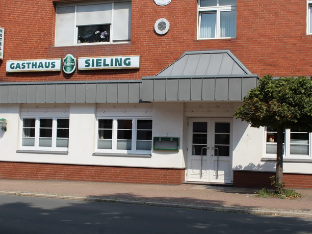 Hotel Sieling Das Hotel Sieling präsentiert eine schlichte Backsteinfassade mit typischen Fensterreihen.