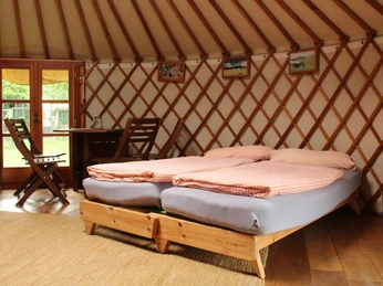 Wohn- und Schlafbereich einer mongolischen Jurte Unser kleiner HofLiving and sleeping area of a Mongolian yurt Our small courtyardOpholds- og soveområde i en mongolsk yurt Vores lille gårdhaveWoon- en slaapgedeelte van een Mongoolse yurt Onze kleine binnenplaats