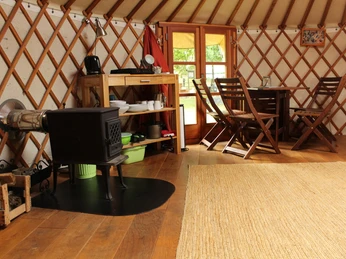 Wohnbereich der mongolischen Jurten Unser kleiner HofLiving area of the Mongolian yurts Our small courtyardOpholdsrum i de mongolske yurter Vores lille gårdhaveWoongedeelte van de Mongoolse yurts Onze kleine binnenplaats