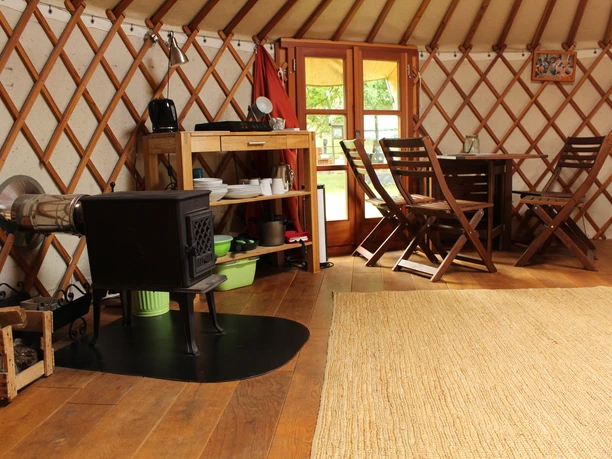 Wohnbereich der mongolischen Jurten Unser kleiner Hof Woongedeelte van de Mongoolse yurts Onze kleine binnenplaats