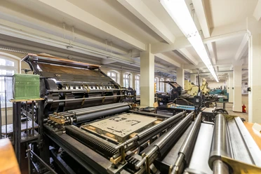 Widok szybkobieżnej prasy litograficznej w Muzeum Sztuki, Historii i Kultury Drukarstwa