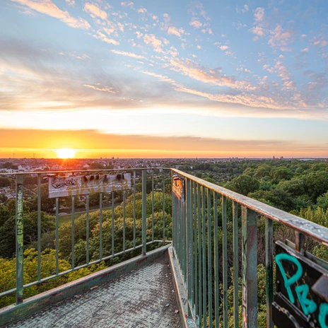Widok z wieży Wackelturm w Rosental na śródmieście Lipska o wschodzie słońca, z wieżowcem City w oddali, park, punkt widokowy, przyroda, rodzina