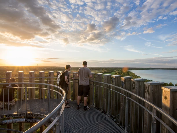Ausblick von der Bistumshöhe am Cospudener See - Leipziger Neuseenland Blick von der Bistumshöhe am Cospudener See und Gäste, die auf dem Turm die Aussicht auf das Leipziger Neuseenland genießen, Region, Wasser, Familienausflug