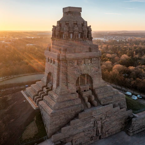 Widok z góry na Pomnik Bitwy Narodów i Cmentarz Południowy z efektownym krematorium o wschodzie słońca, kultura, historia, architektura