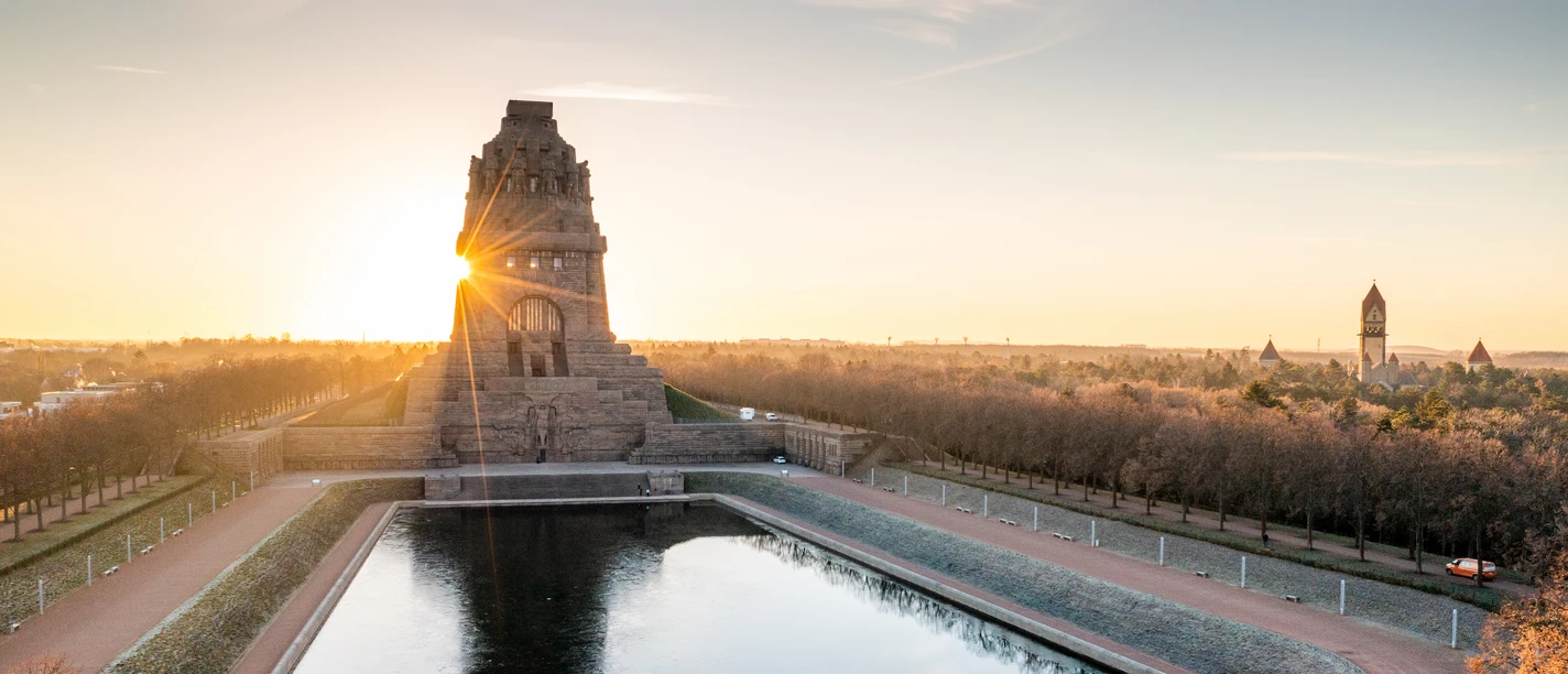 Pohled na Památník bitvy národů, Jezero slz a krematorium Jižního hřbitova, zatímco slunce vychází za památníkem, kultura, památka, historie, panorama
