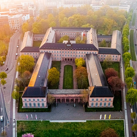 Widok z góry na teren Muzeum Grassi wiosną, kultura, historia, architektura