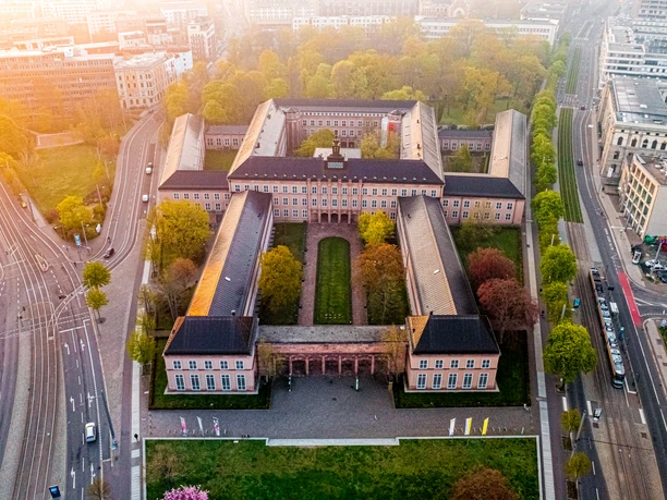 Pohled shora na areál muzea Grassi na jaře, kultura, historie, architektura