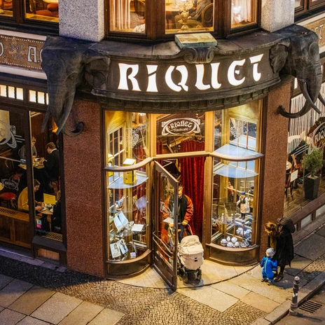 Widok z góry na wejście do kawiarni Riquet i dwie głowy słonia nad drzwiami, kultura kawiarni, gastronomia, architektura