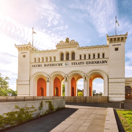 Widok na bawarski dworzec kolejowy i Gosebrauerei w słoneczny dzień, restauracja, architektura, gastronomia, kuchnia