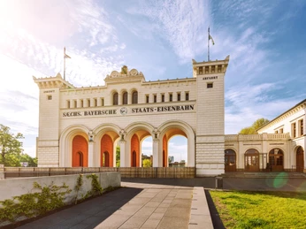 Bayerischer Bahnhof und Gosebrauerei- Gastronomie in Leipzig Blick auf den Bayerischen Bahnhof und die Gosebrauerei an einem sonnigen Tag, Restaurant, Architektur, Gastronomie, Kulinarik
