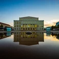 Oper Leipzig - Musikstadt Leipzig Spiegelung der Oper Leipzig auf dem Augustusplatz bei Sonnenaufgang, Architektur, Musikstadt
