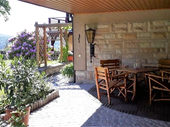 Terrasse mit Gartenmöbel